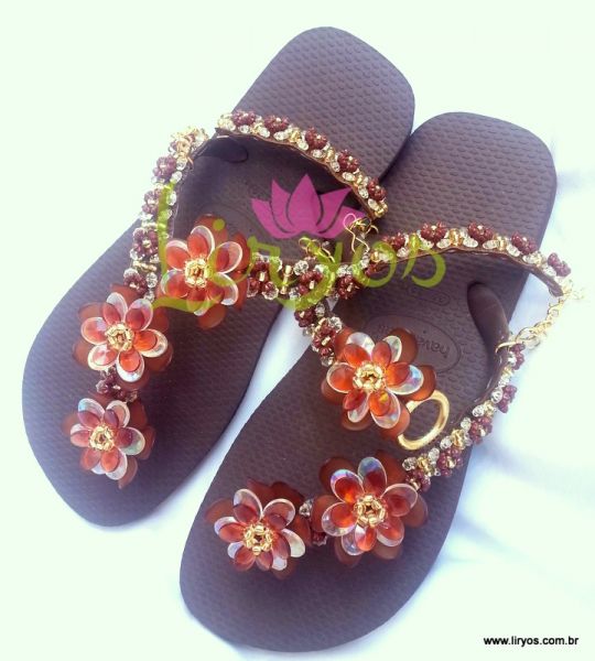 Rasteira marrom com dourado