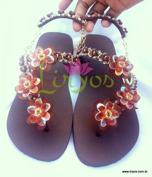 Rasteira marrom com dourado
