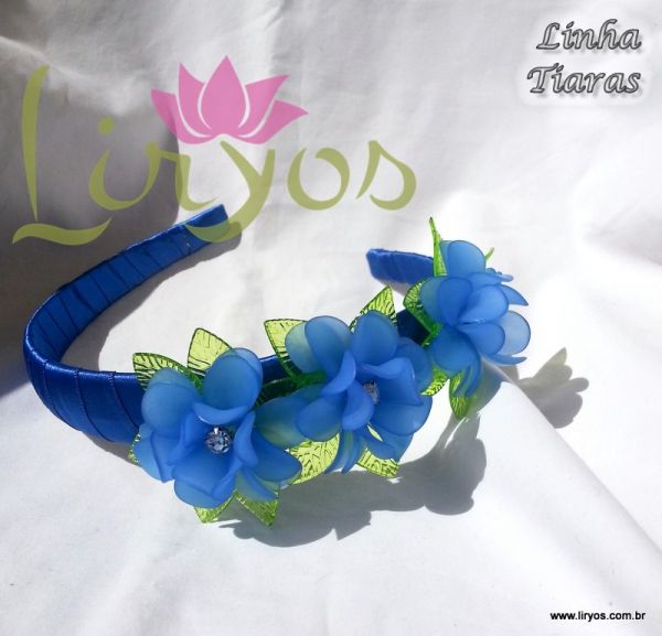 Tiara larga azul c/ flores